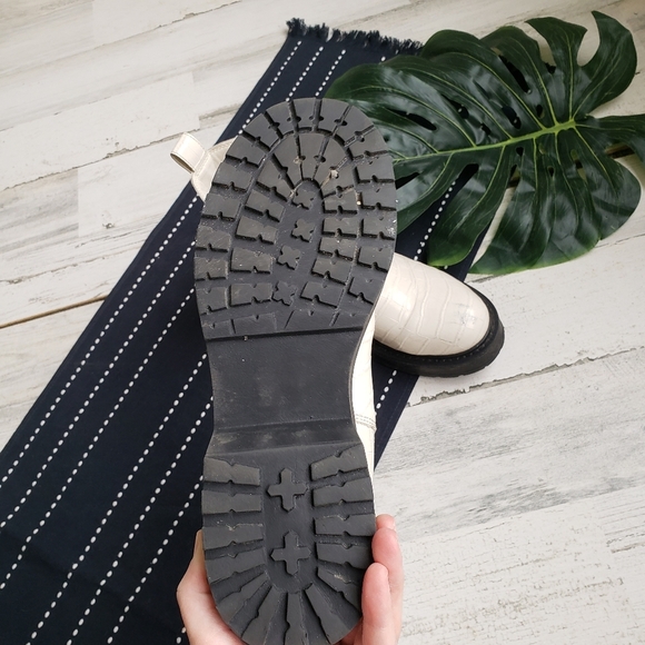 Steve Madden| Tyclone White Croc Bootie Size 7 - Picture 5 of 9